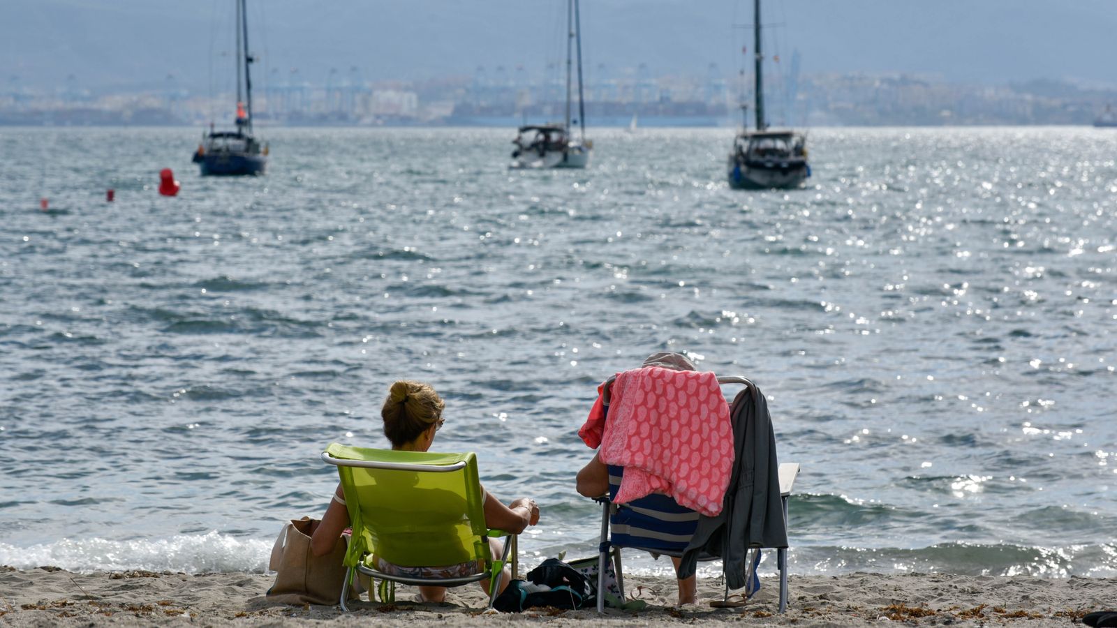 Las fotos de una tarde de sol y playa en La Línea