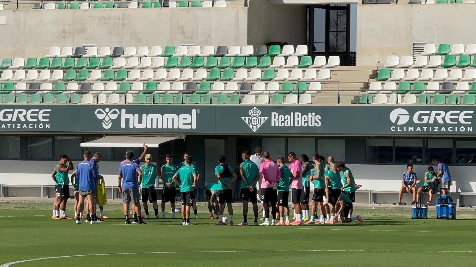 Los futbolistas del Betis en la charla de Manuel Pellegrini previa al viaje a Bulgaria