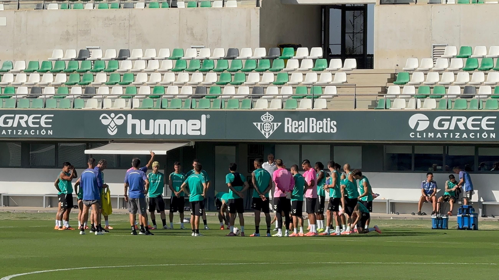 Los futbolistas del Betis en la charla de Manuel Pellegrini previa al viaje a Bulgaria