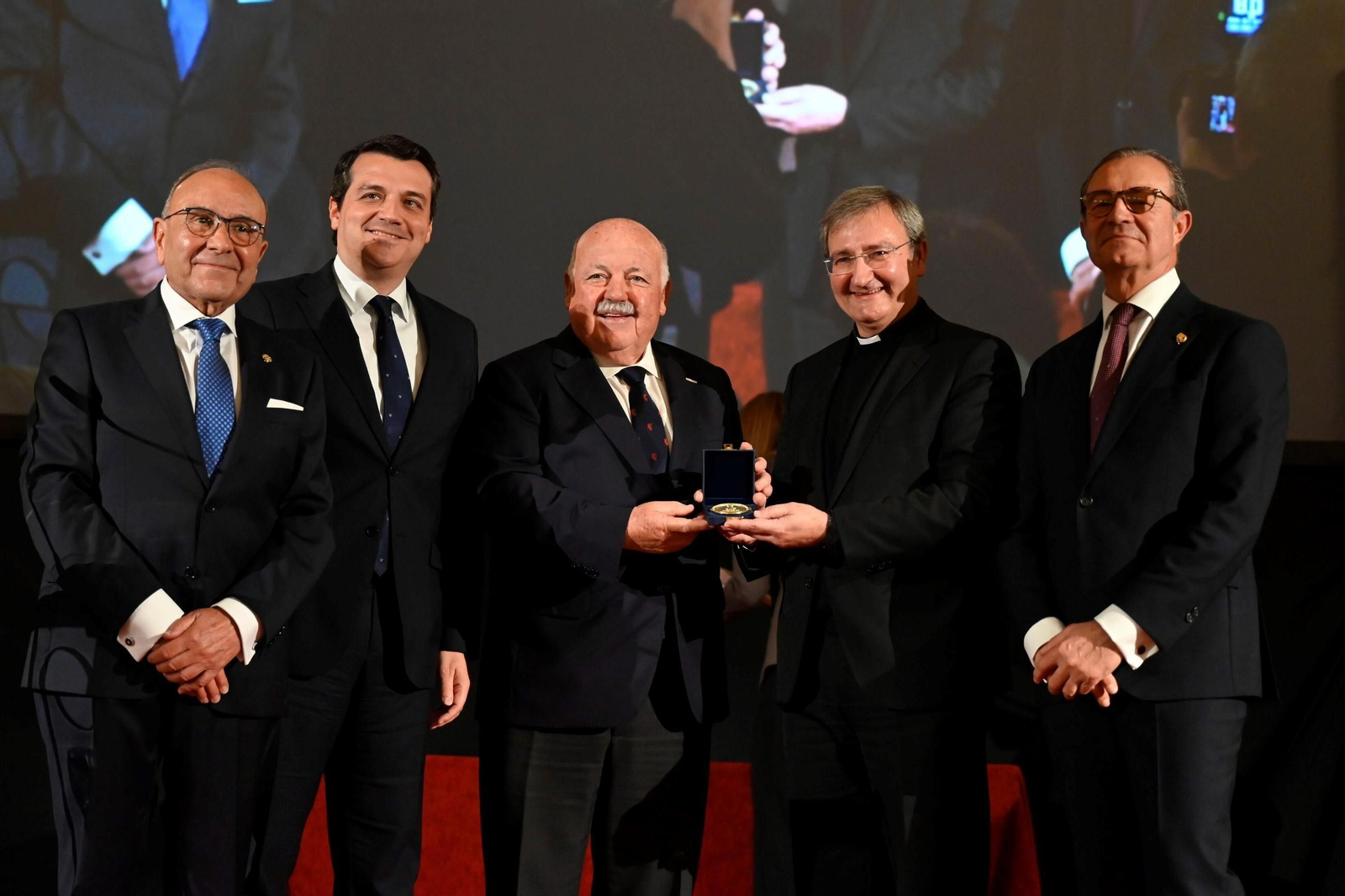 Ls imágenes de la entrega de insignias y la Medalla de Oro del Real Círculo de la Amistad de Córdoba