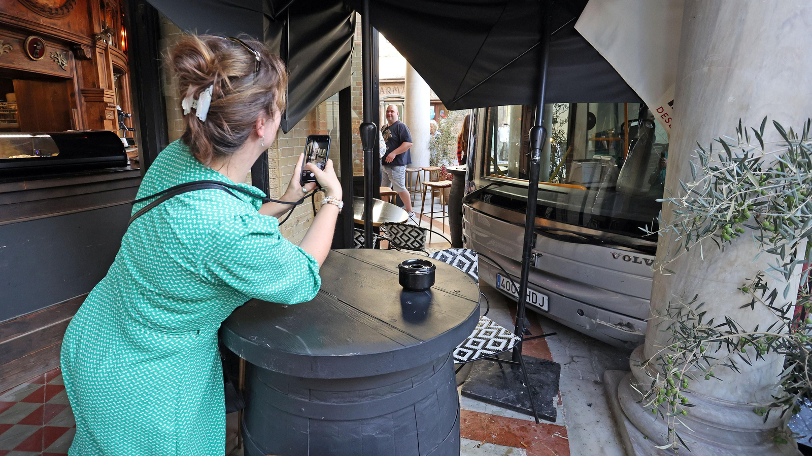 Un autobús se empotra en el Gallo Azul de Jerez