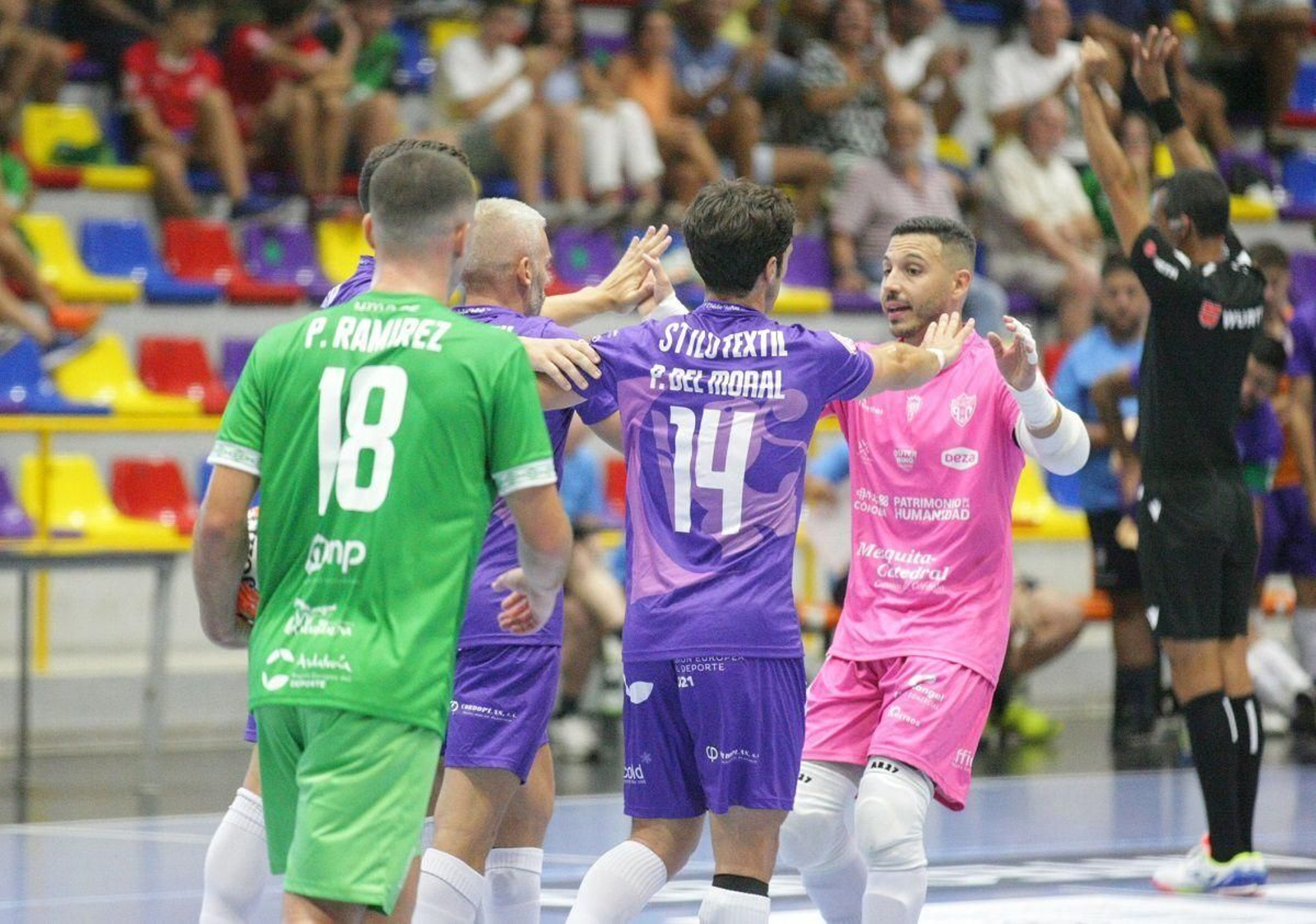 Los jugadores del Córdoba Futsal celebran un tanto en Antequera.
