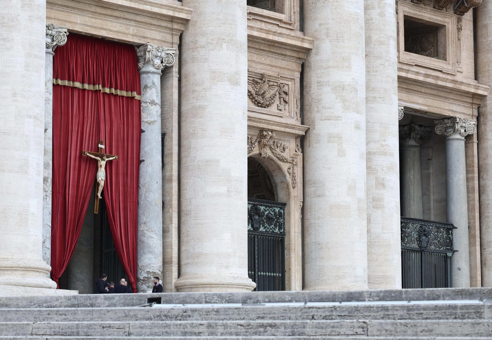Las imágenes del traslado del féretro del papa Francisco a la Basílica de San Pedro en el Vaticano