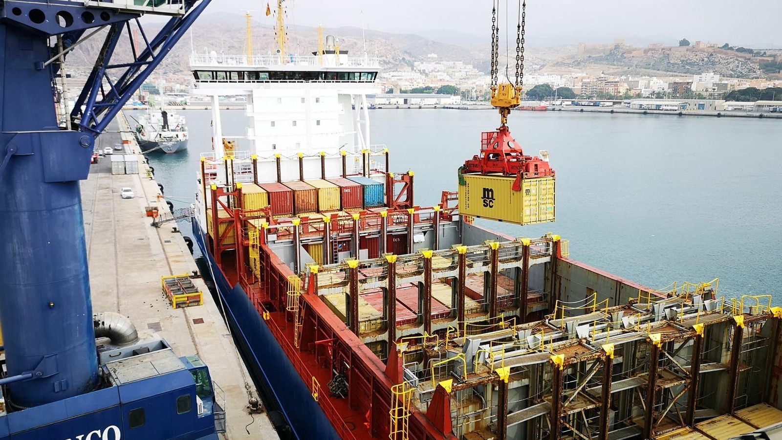 Carga de contenedores de la naviera MSC en el Puerto de Almería.