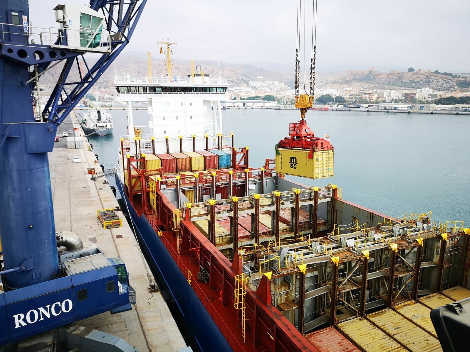 Carga de contenedores de la naviera MSC en el Puerto de Almería.