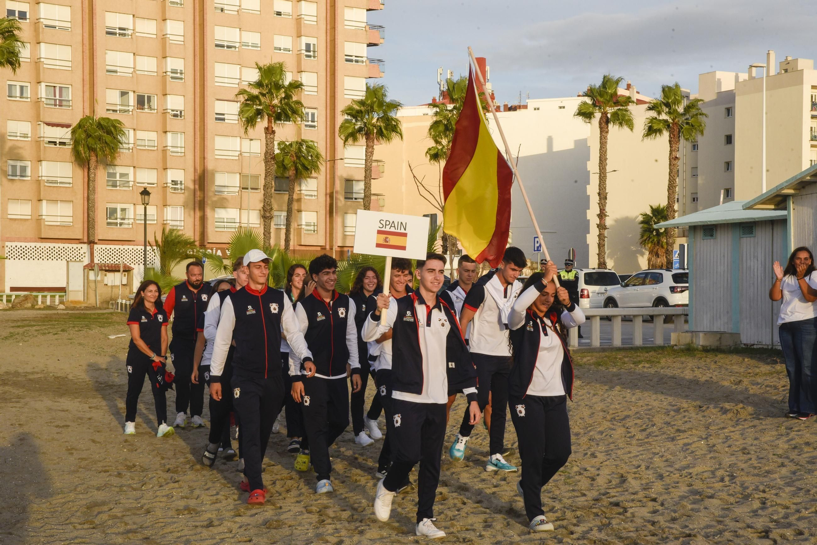 Las fotos del desfile de participantes de la Copa de la Juventud Europea de remo beach sprint de La Línea
