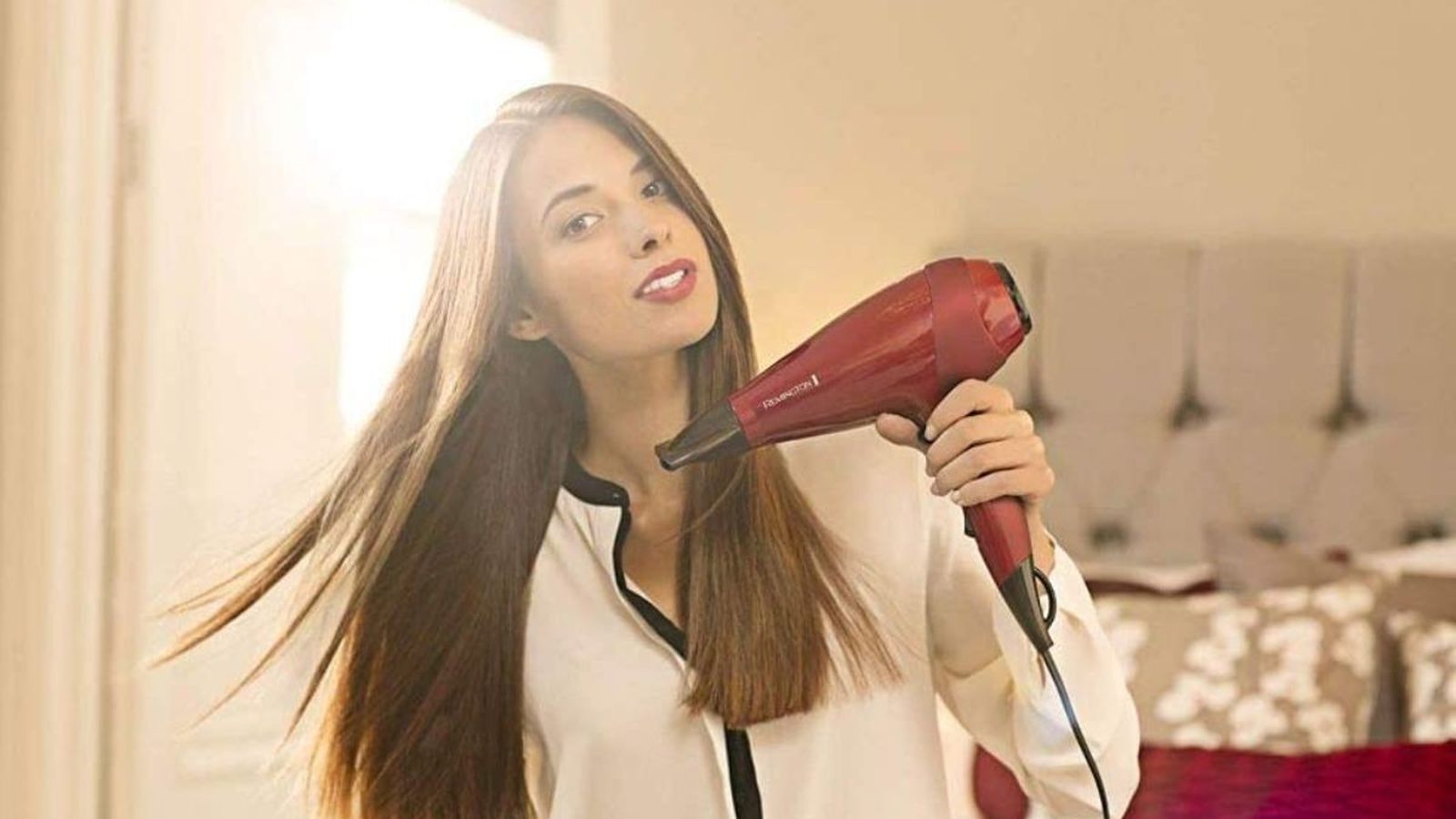 Una chica se prepara el pelo con su secador