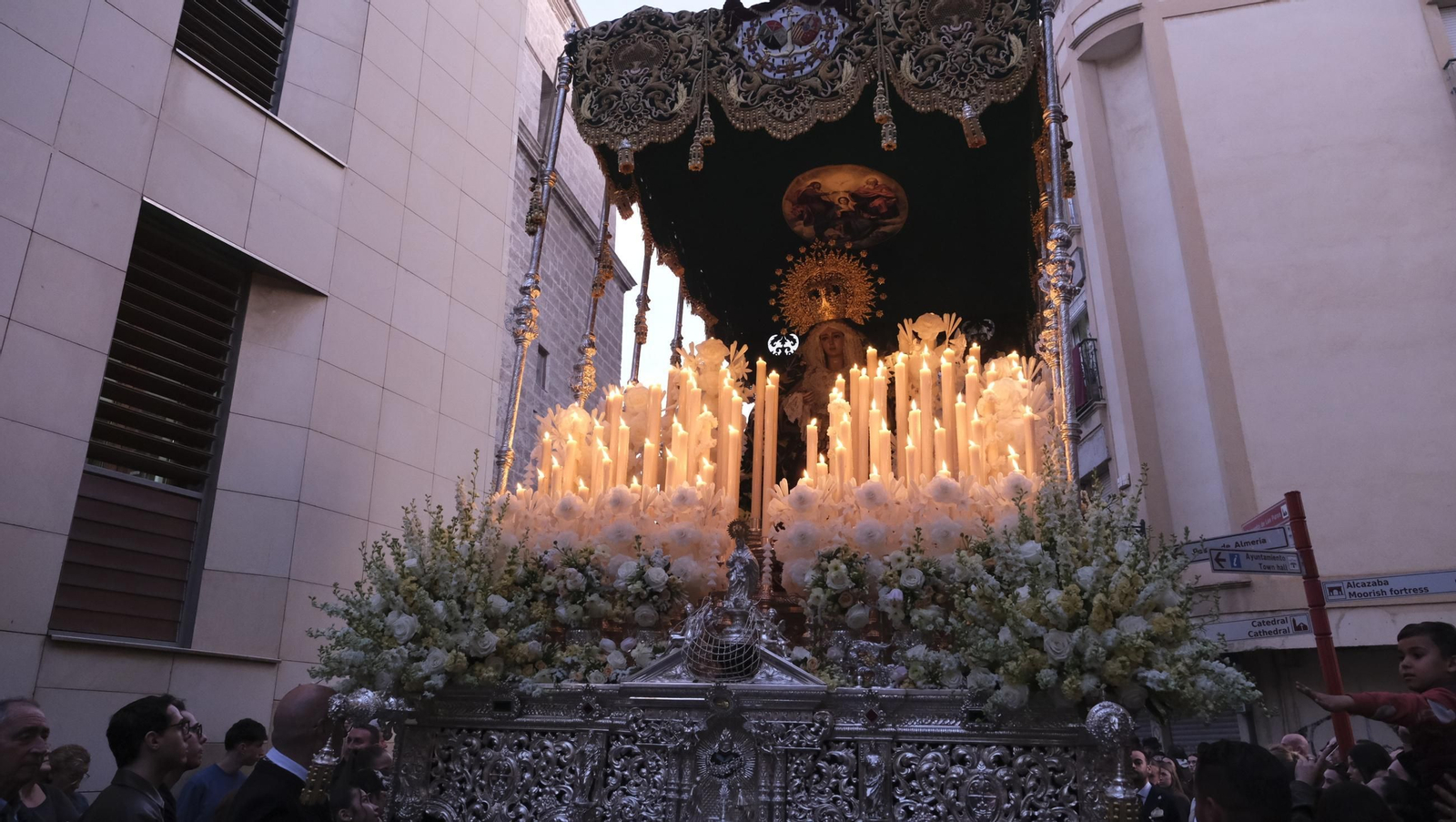 Estudiantes en la Semana Santa de Almería 2025