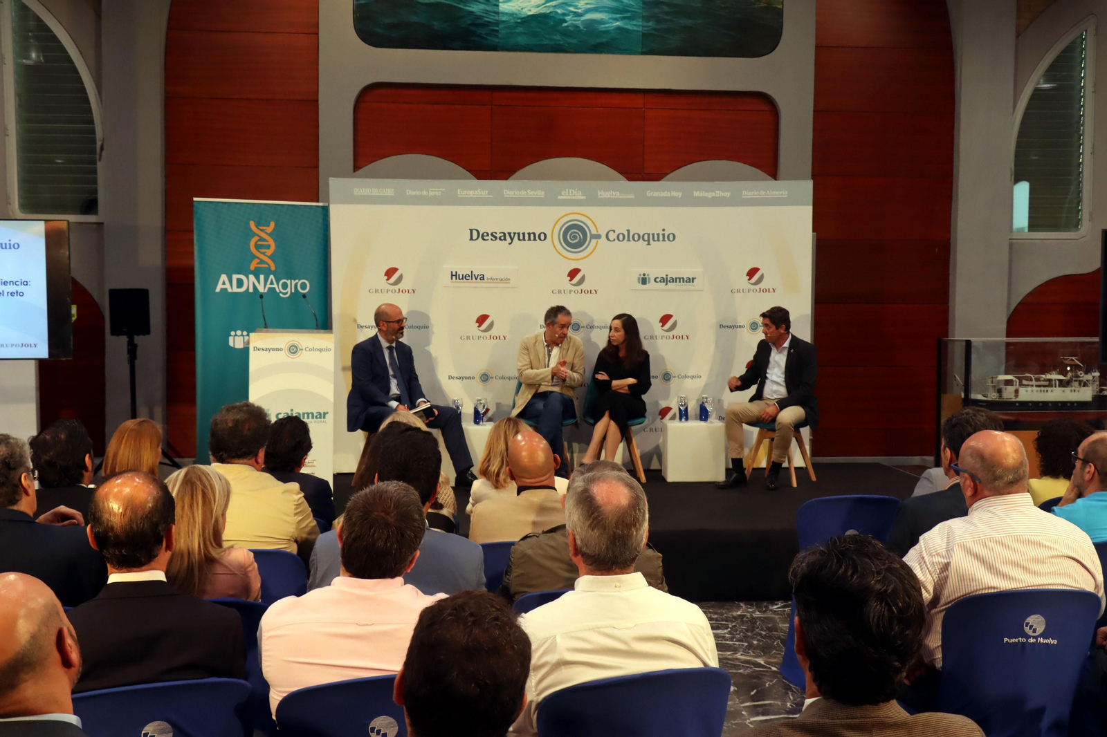 Las imágenes en el Desayuno-Coloquio del Grupo Joly "Competitividad innovación y eficiencia el sector de los frutos rojos ante el reto de la sostenibilidad"