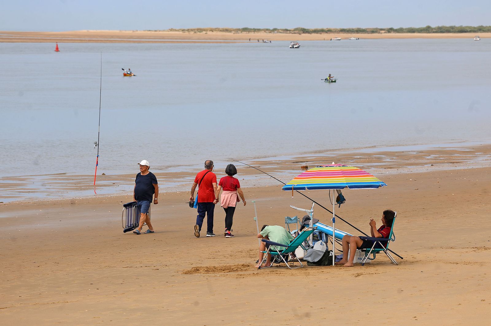 Imágenes del ambiente en la playa de El Portil durante la mañana del 1 de mayo