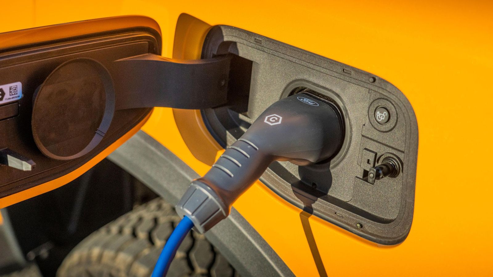 Con electricidad su batería permite recorrer 43 km. Sólo admite carga con corriente alterna y una potencia baja, de 3,7 kW. Con electricidad su batería permite recorrer 43 km. Sólo admite carga con corriente alterna y una potencia baja, de 3,7 kW.