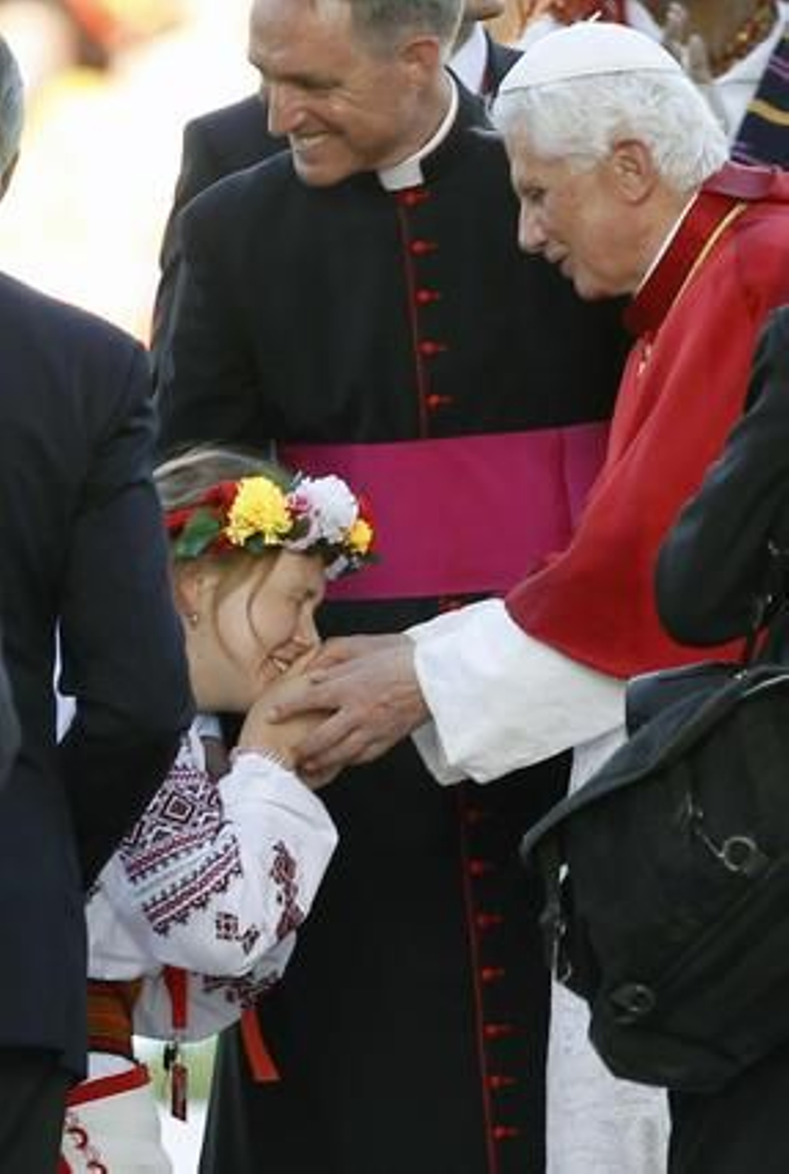 El Papa se dirige a los jóvenes en Cibeles.

Foto: EFE