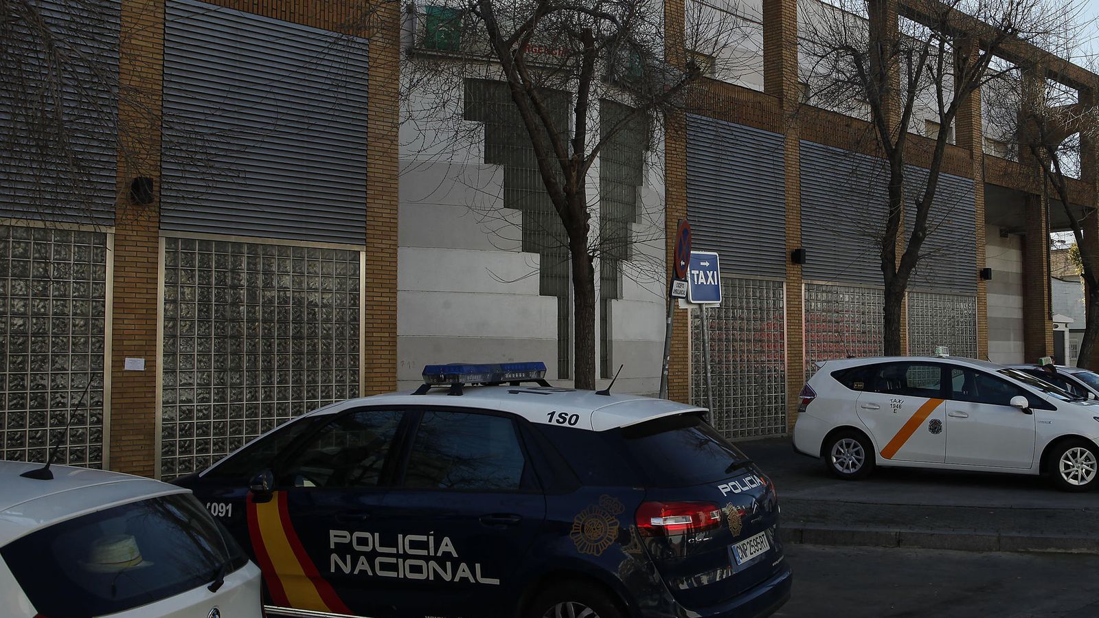 Un patrullero de la Policía, en la puerta de Urgencias.