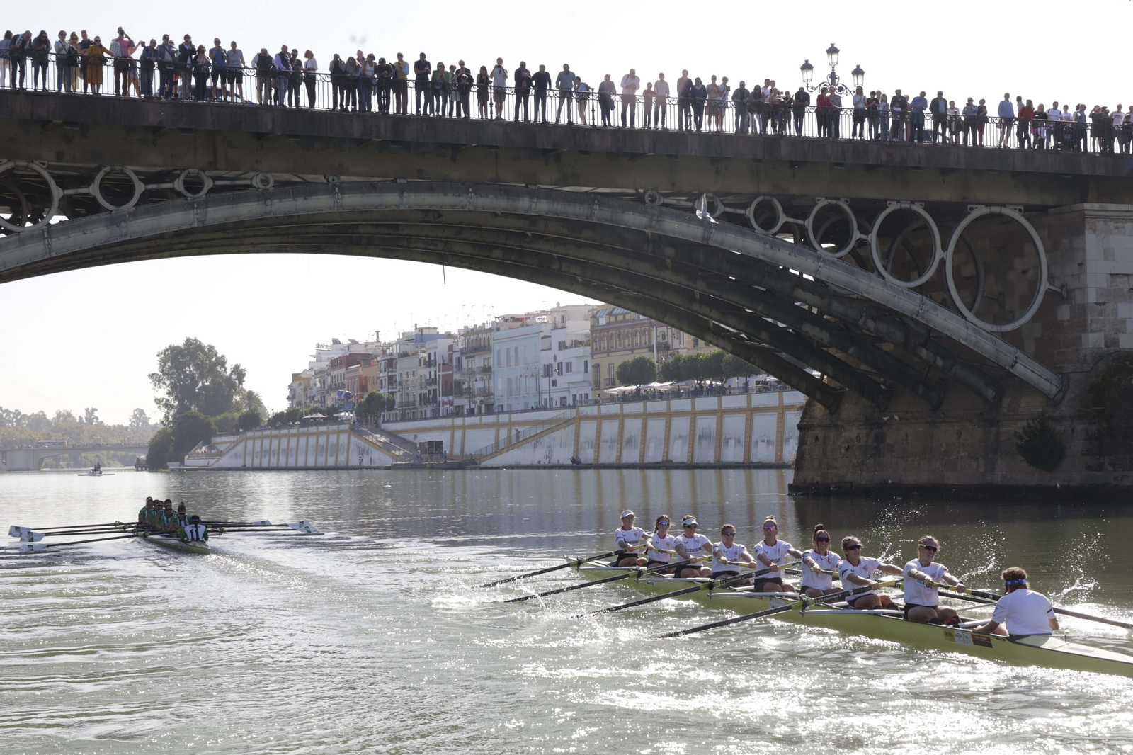 La Regata Sevilla-Betis femenina en imágenes