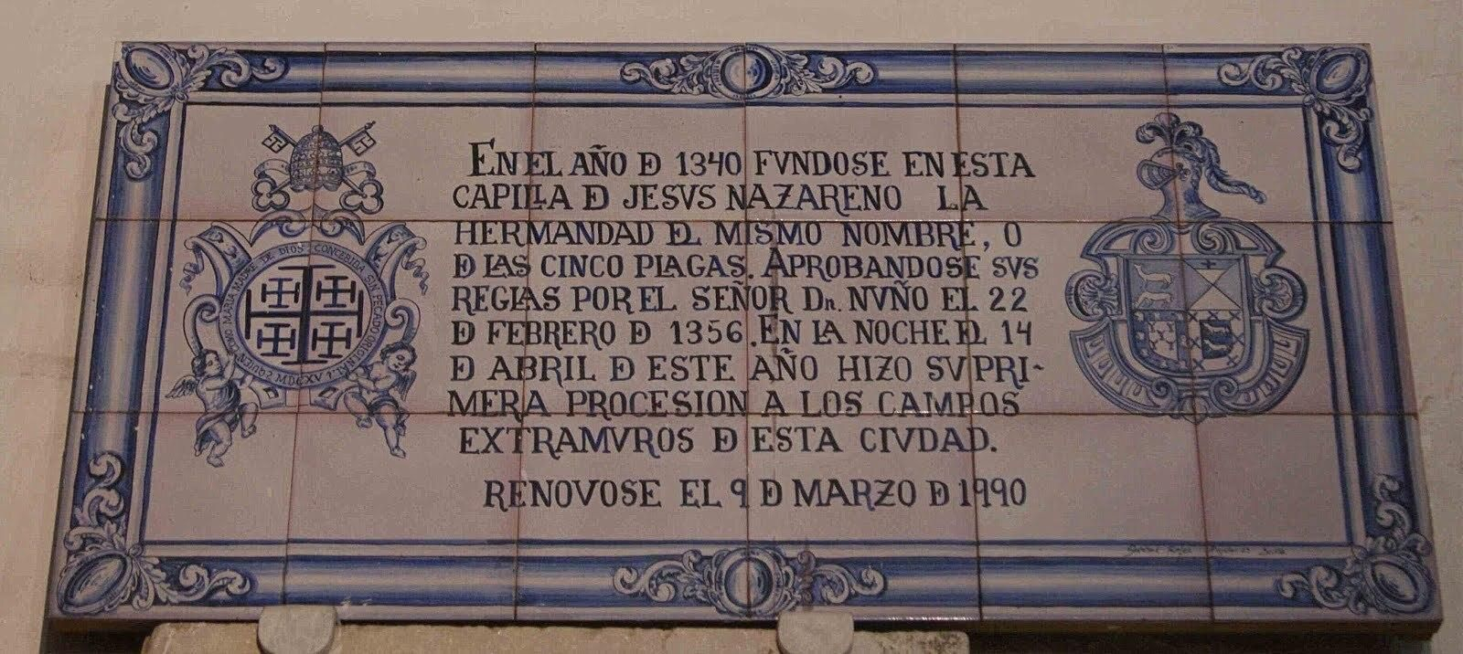 La placa que relata la fundación de la hermandad.