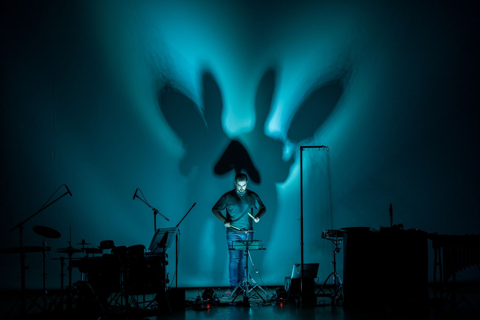 Víctor Barceló rodeado de luces.