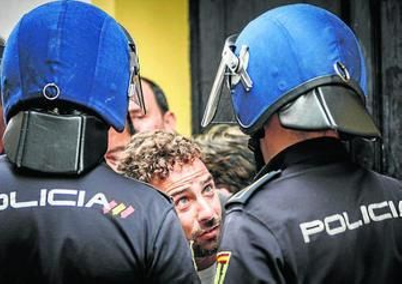 Un activista intenta convencer a la Policía para que desista en el desahucio del pasado lunes.