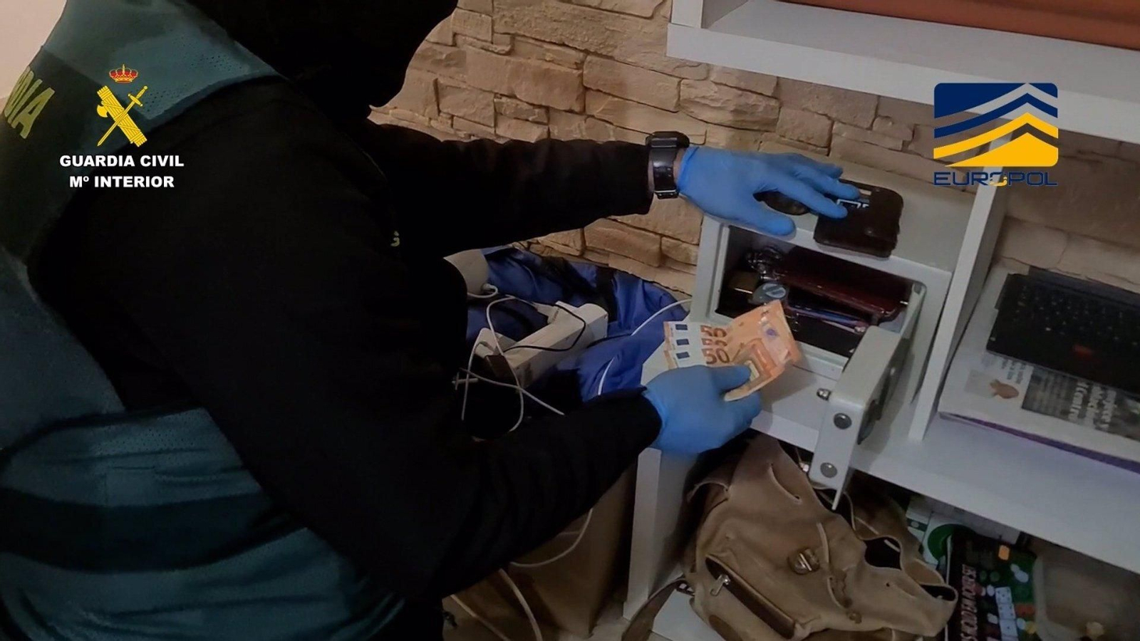 Operación 'Macadamia' de la Guardia Civil en Málaga y Sevilla, contra el tráfico de drogas.