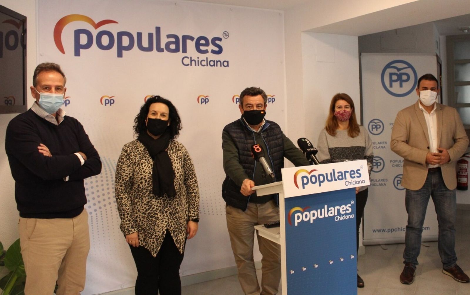 José Loaiza, en el centro, junto a compañeros de la formación popular.