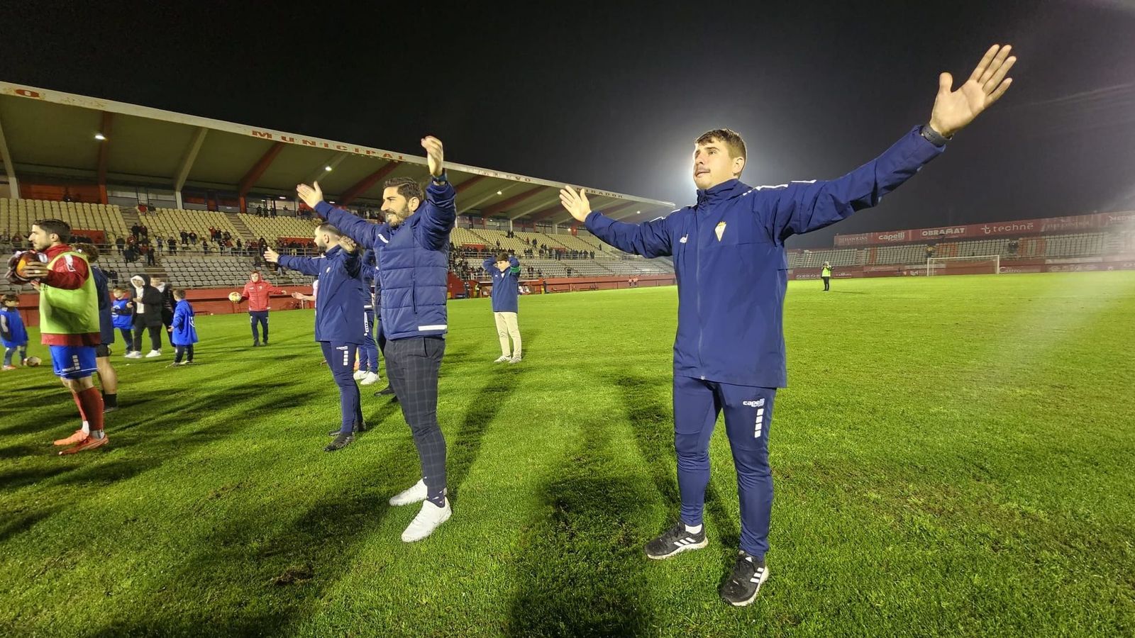 Javi Vázquez aplaude a la afición junto a su plantilla y cuerpo técnico.