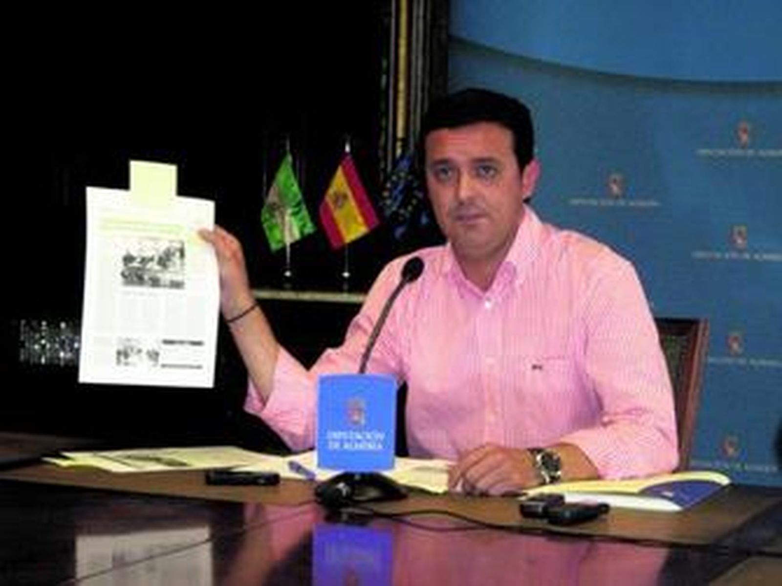 El vicepresidente de la Diputación, ayer con una de las informaciones publicadas por Diario de Almería.