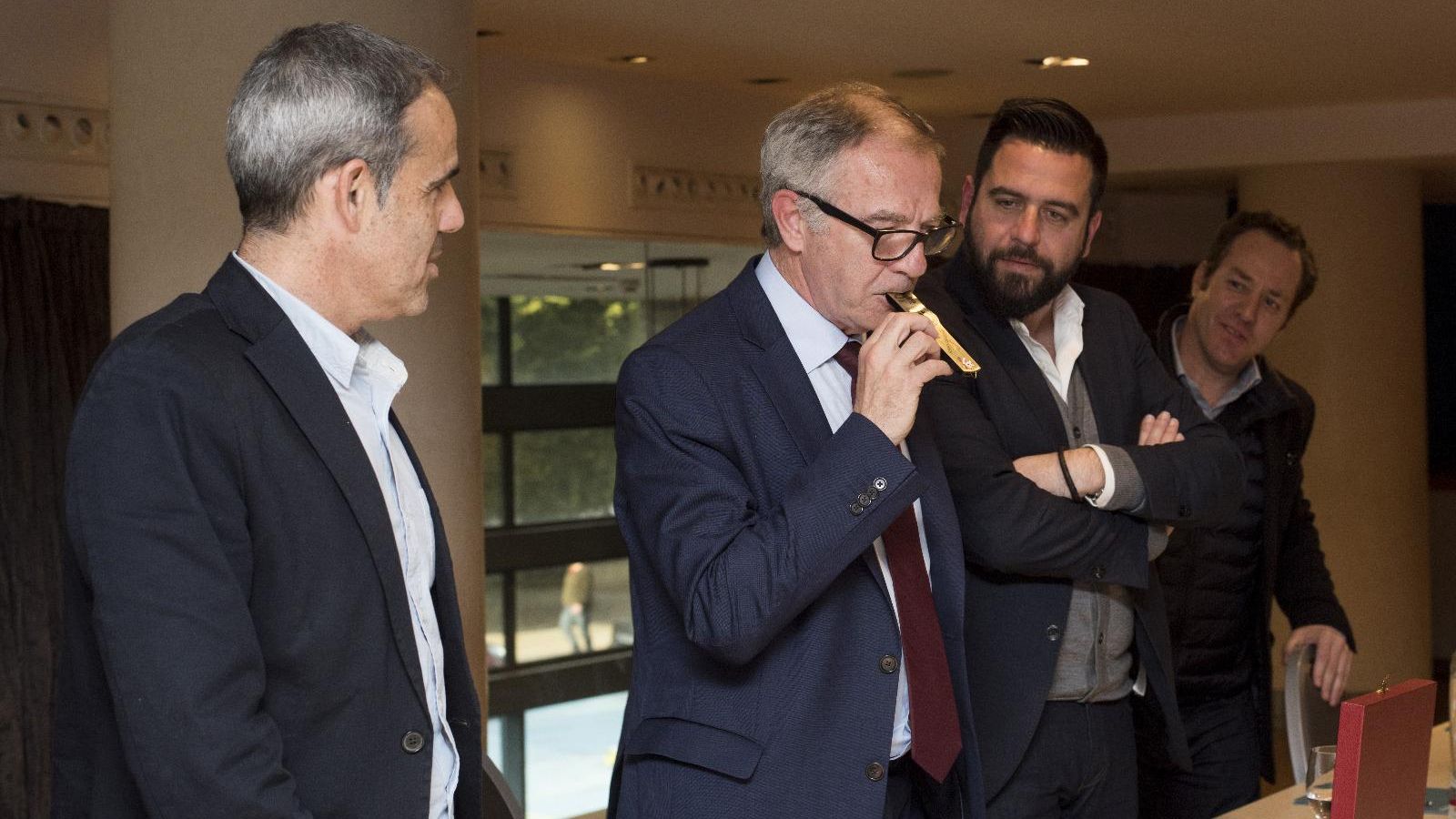 El ministro tocando un pito de caña regalado por las peñas.