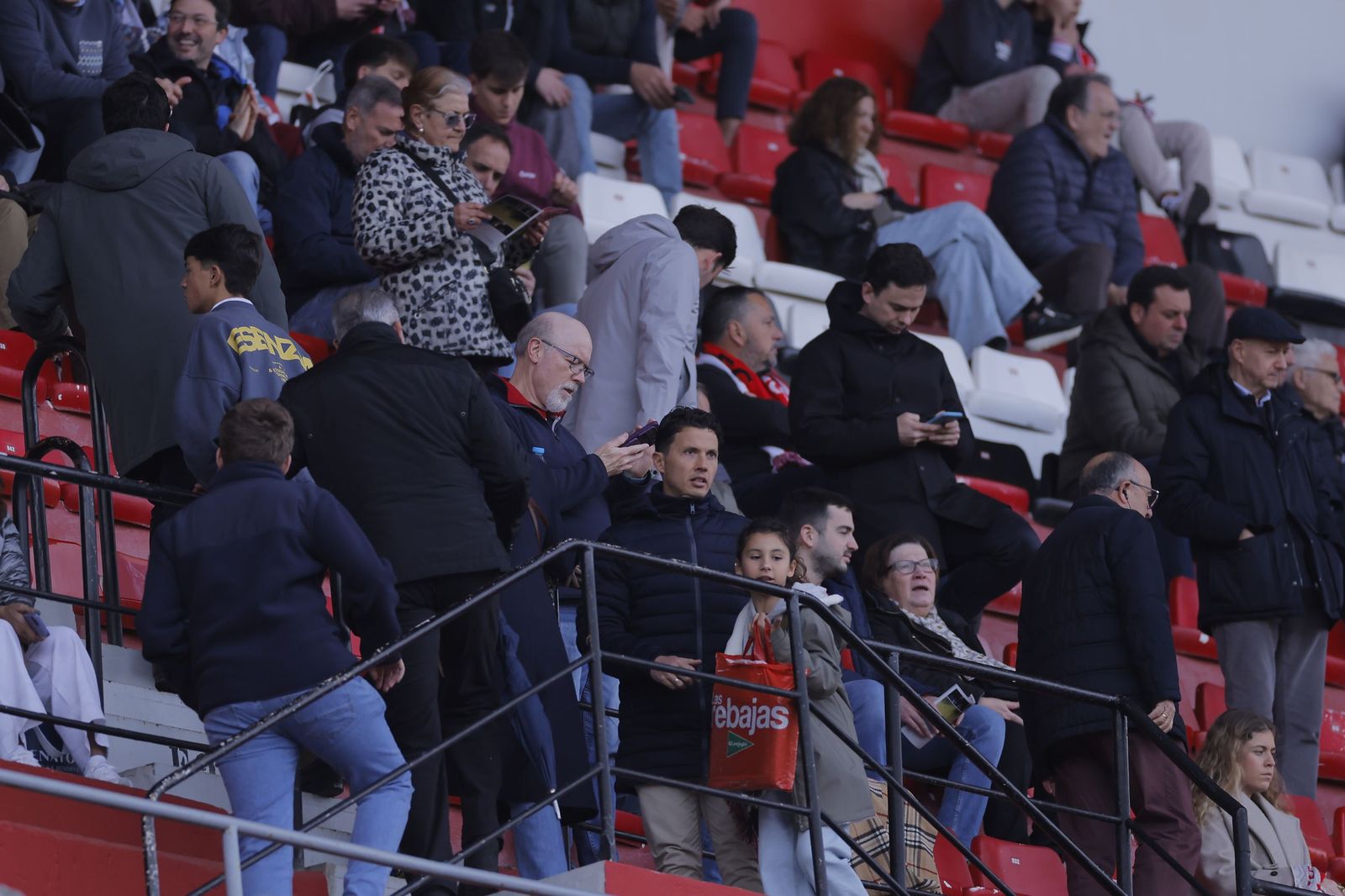 Búscate en las fotos del Sevilla - Girona