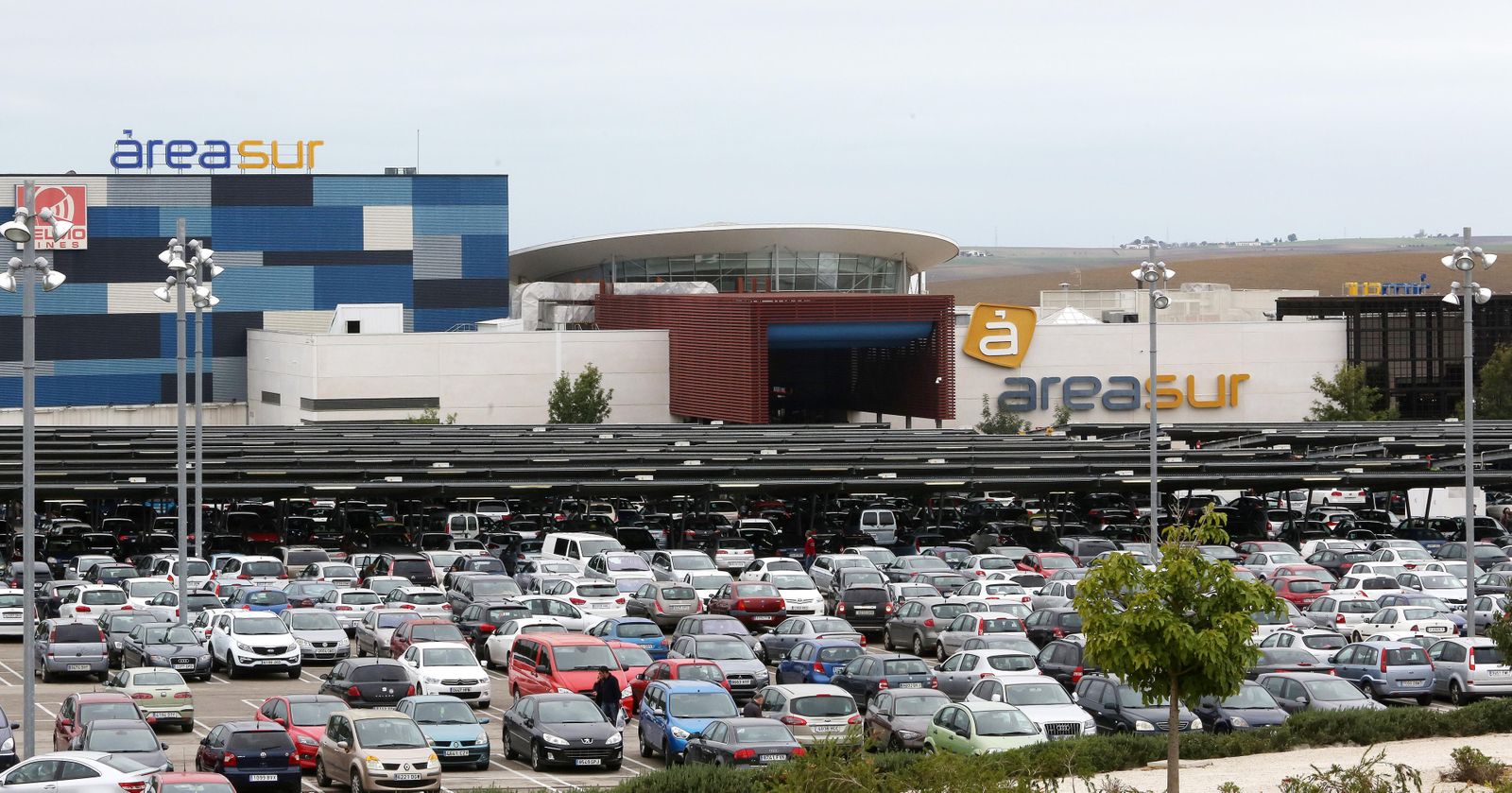 Uno de los aparcamientos de Área Sur repletos de coches la pasada Navidad.
