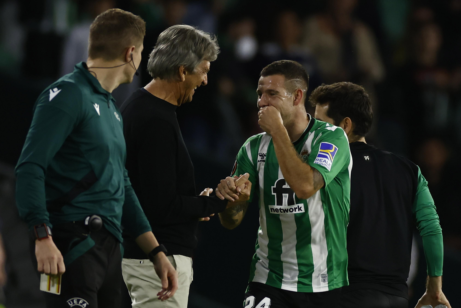 Pellegrini felicita a Ruibal por su segundo gol.