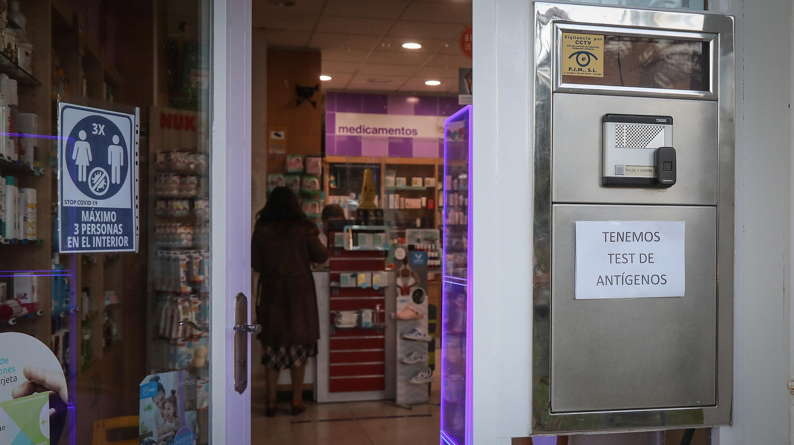 Cartel en una farmacia para informar de la disponibilidad de test de antígenos.