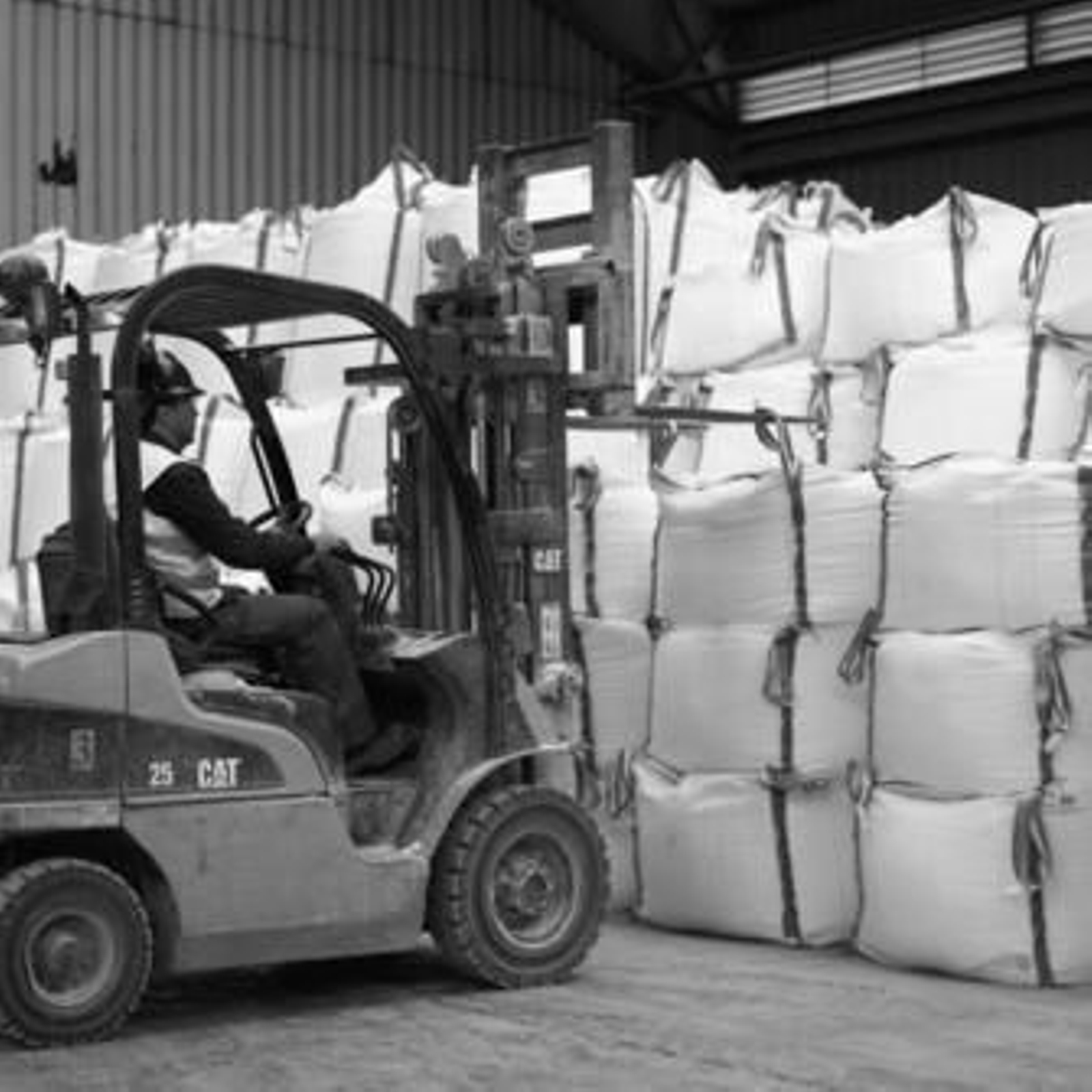 Imagen de archivo de un trabajador de la petroquímica Interquisa, ubicada en el Campo de Gibraltar.