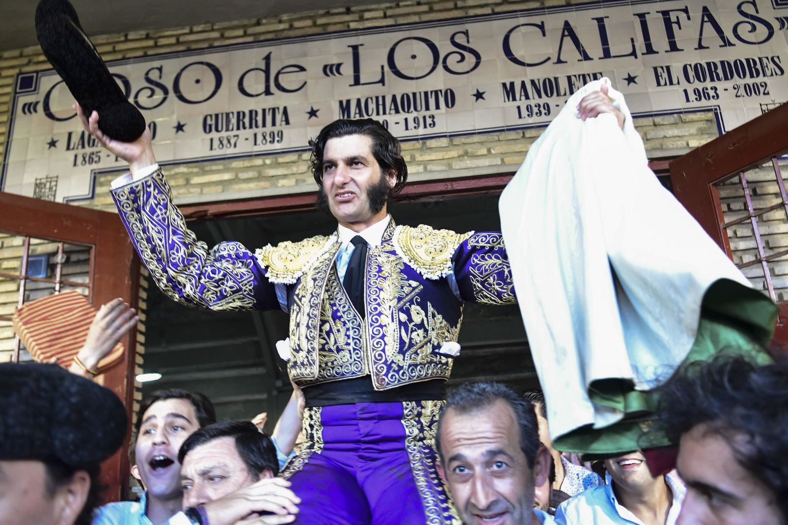 Morante de la Puebla sale a hombros por la Puerta de los Califas.