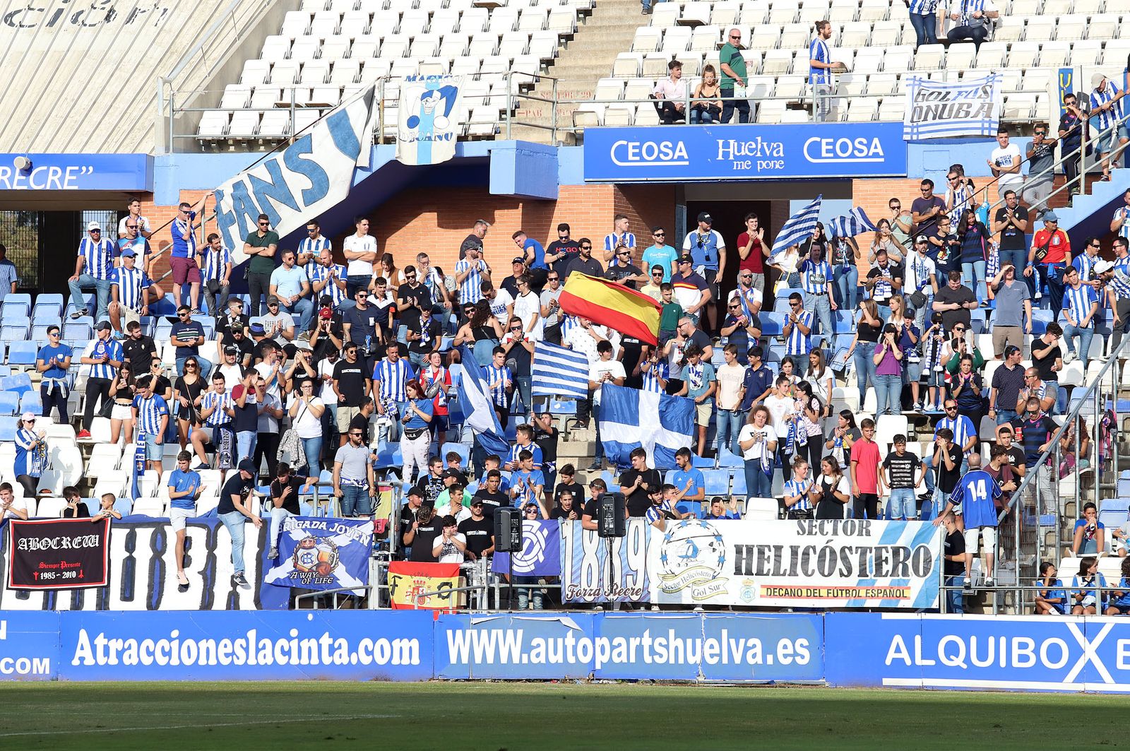 Imágenes del ambiente en el Estadio Nuevo Colombino