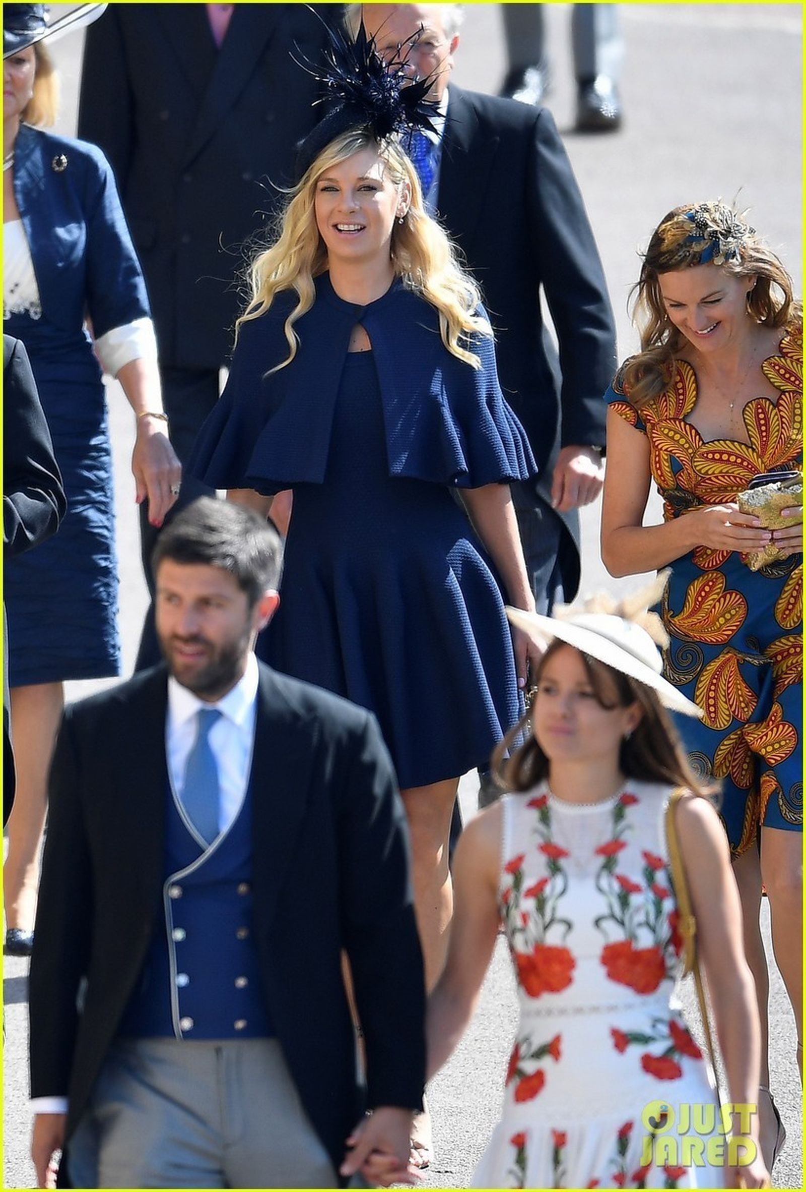 Chelsy Davy, de azul klein (i.), y una colorida Cressida Bonas.