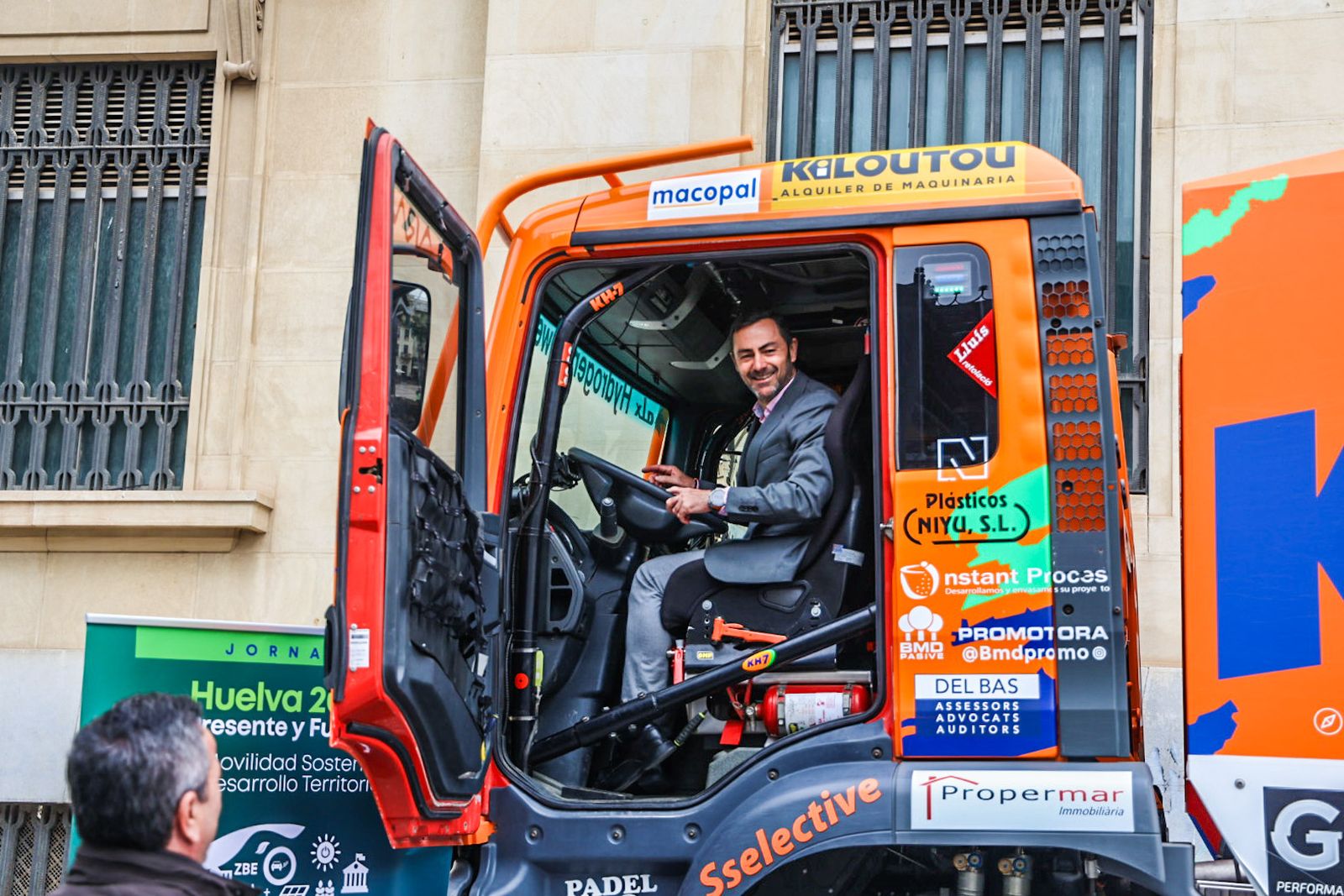 Fotografías de la llegada del vehículo ganador del último Rally Dakar en la categoría Mission 1000, enmarcado en la Jornada 'Huelva presente y futuro en movilidad sostenible y desarrollo territorial'