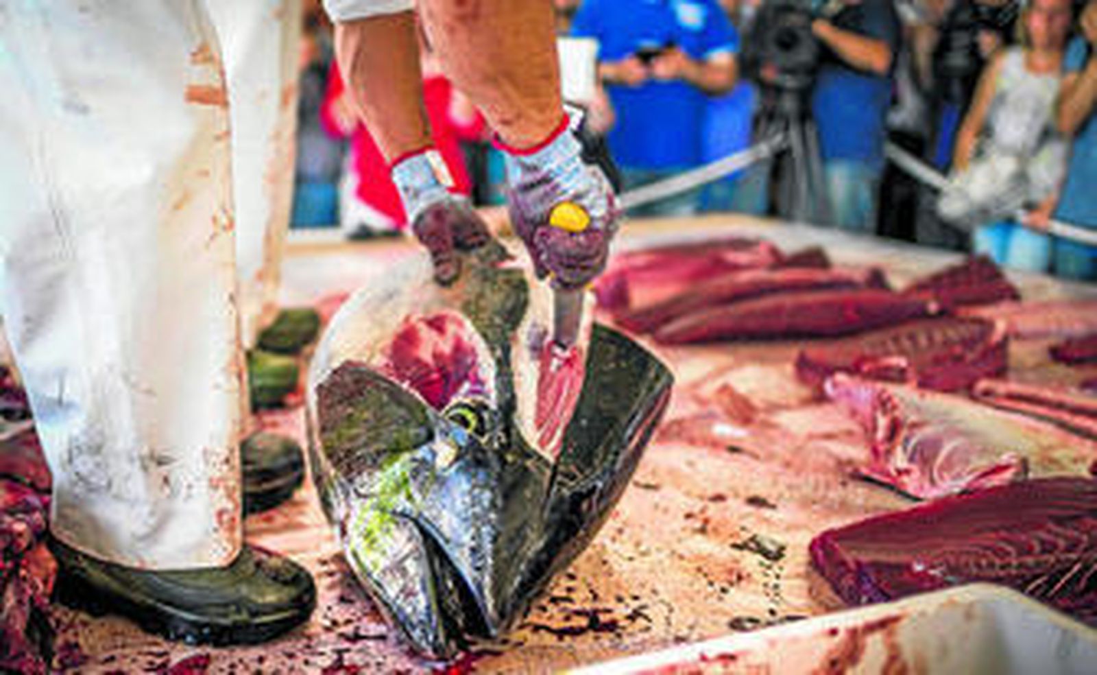Un trabajador de la empresa Petaca Chico durante uno de los dos ronqueos que tuvieron lugar ayer en la Lonja Vieja.