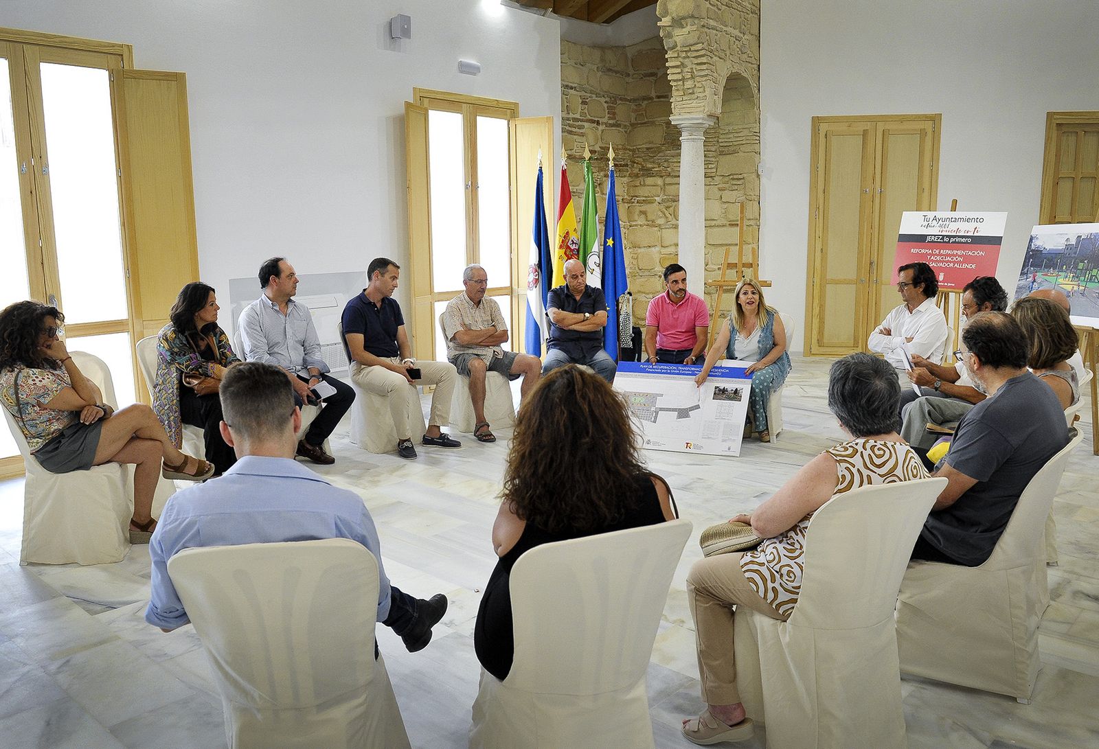 Mamen Sánchez, presentando junto a José Antonio Díaz el proyecto de repavimentación de la plaza Salvador Allende a los vecinos.