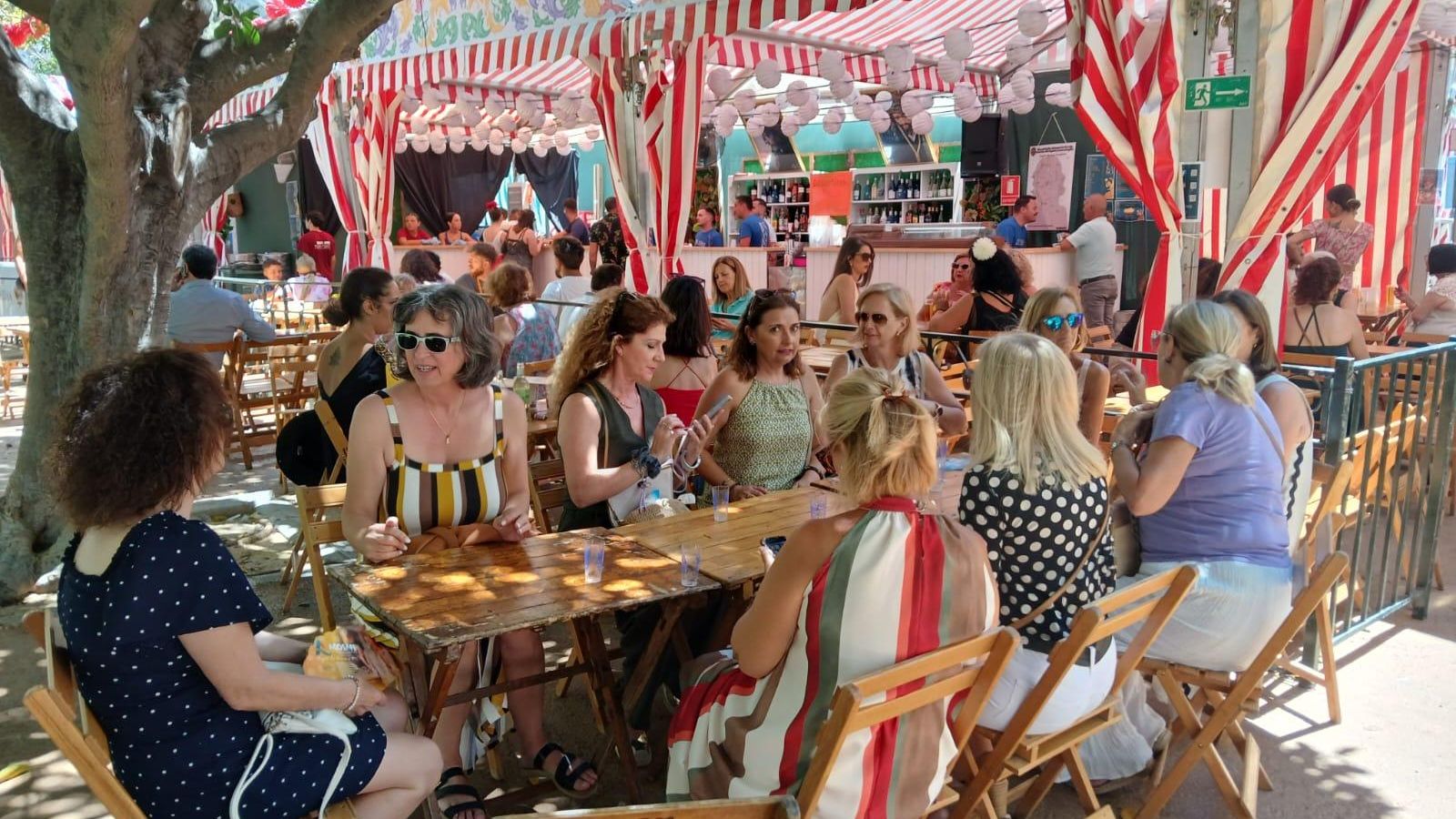 Búscate en las imágenes del Día de la Mujer de la Feria de San Fernando 2024