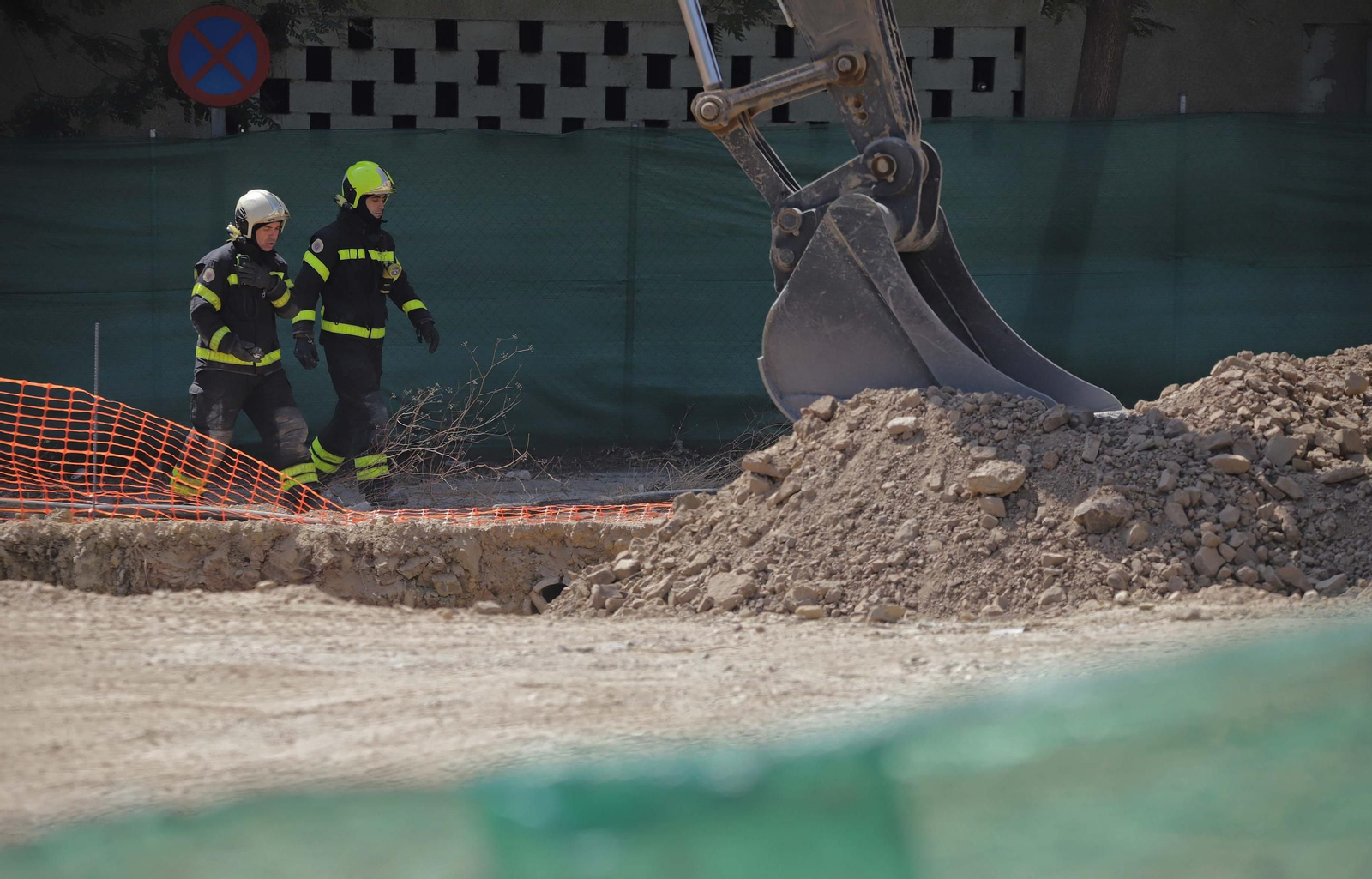 Fotos del escape de gas natural provocado por la rotura de una tubería en las obras anexas al hotel AC en Algeciras