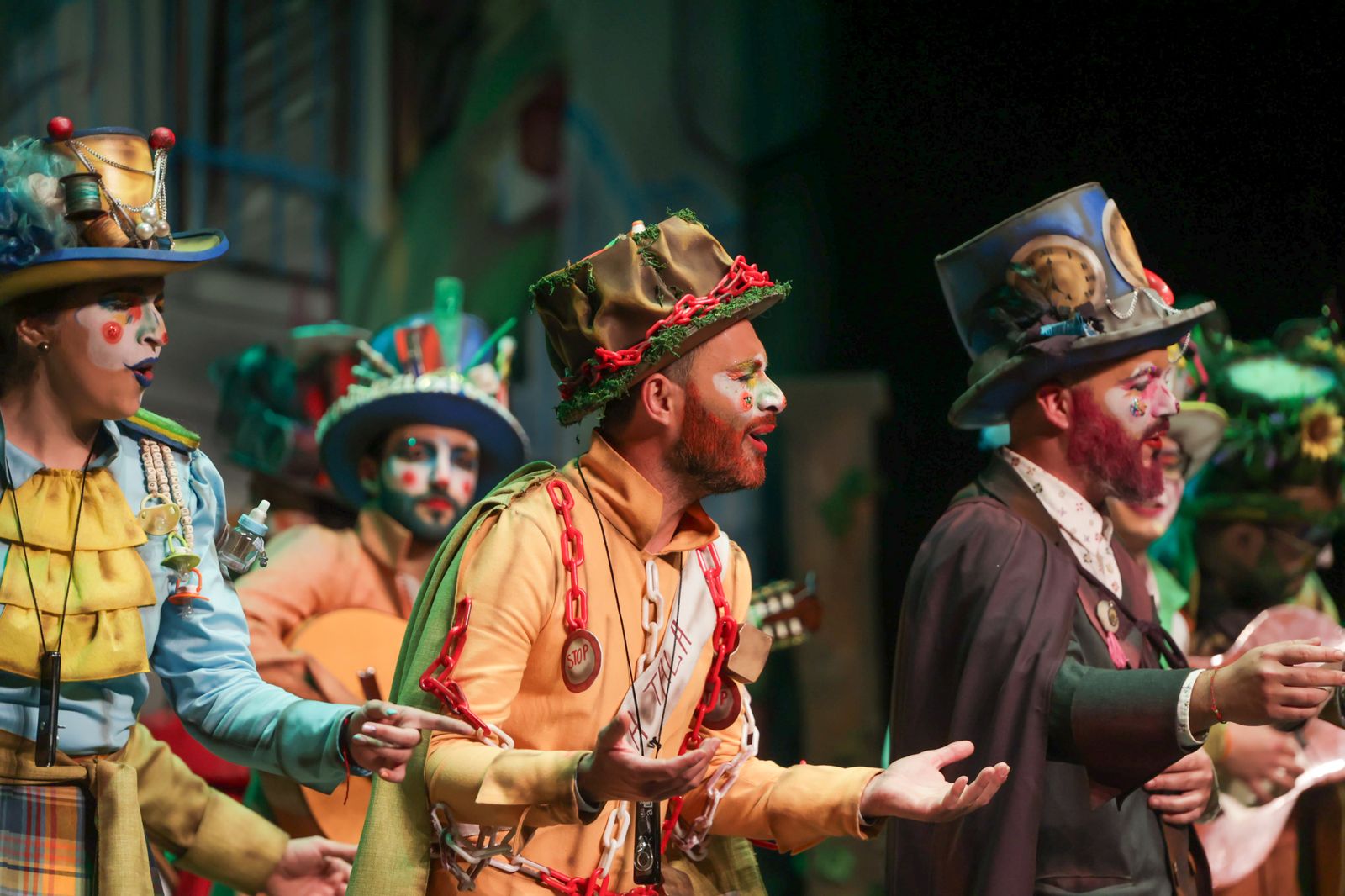 Imágenes de la actuación de la comparsa de Bollullos Par del Condado "La Clase Alta" en el Carnaval Colombino