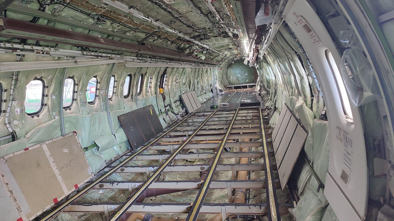 Interior de un ATR 600 de la compañía, totalmente desarmado para su revisión.