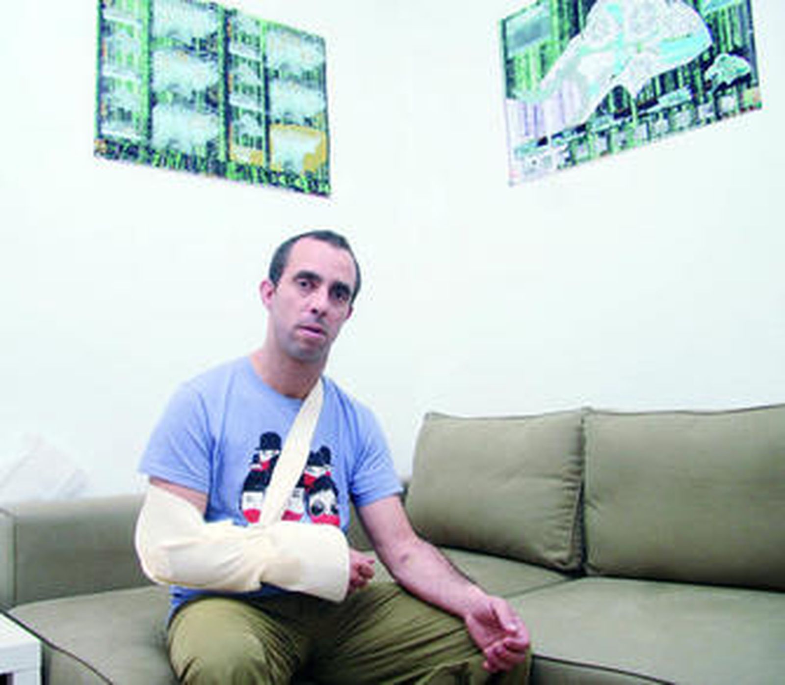 José Negrín muestras señales de lesión en los brazos y el cuello.