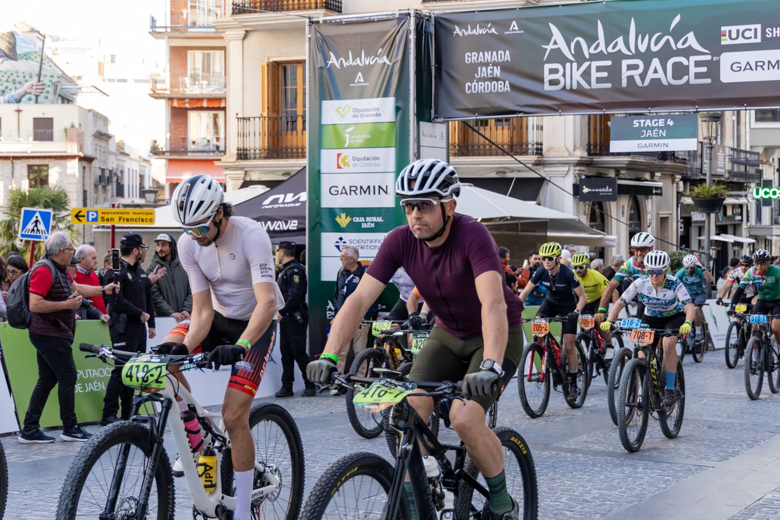 Jaén, protagonista de nuevo en la salida de la tercera etapa de la Andalucía Bike Race
