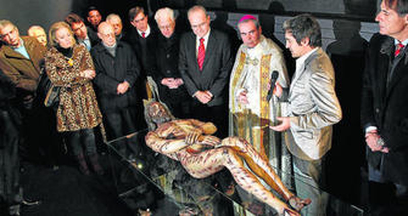 Descubrimiento de la reproducción escultórica del 'hombre de la sábana', ayer, en la Catedral.