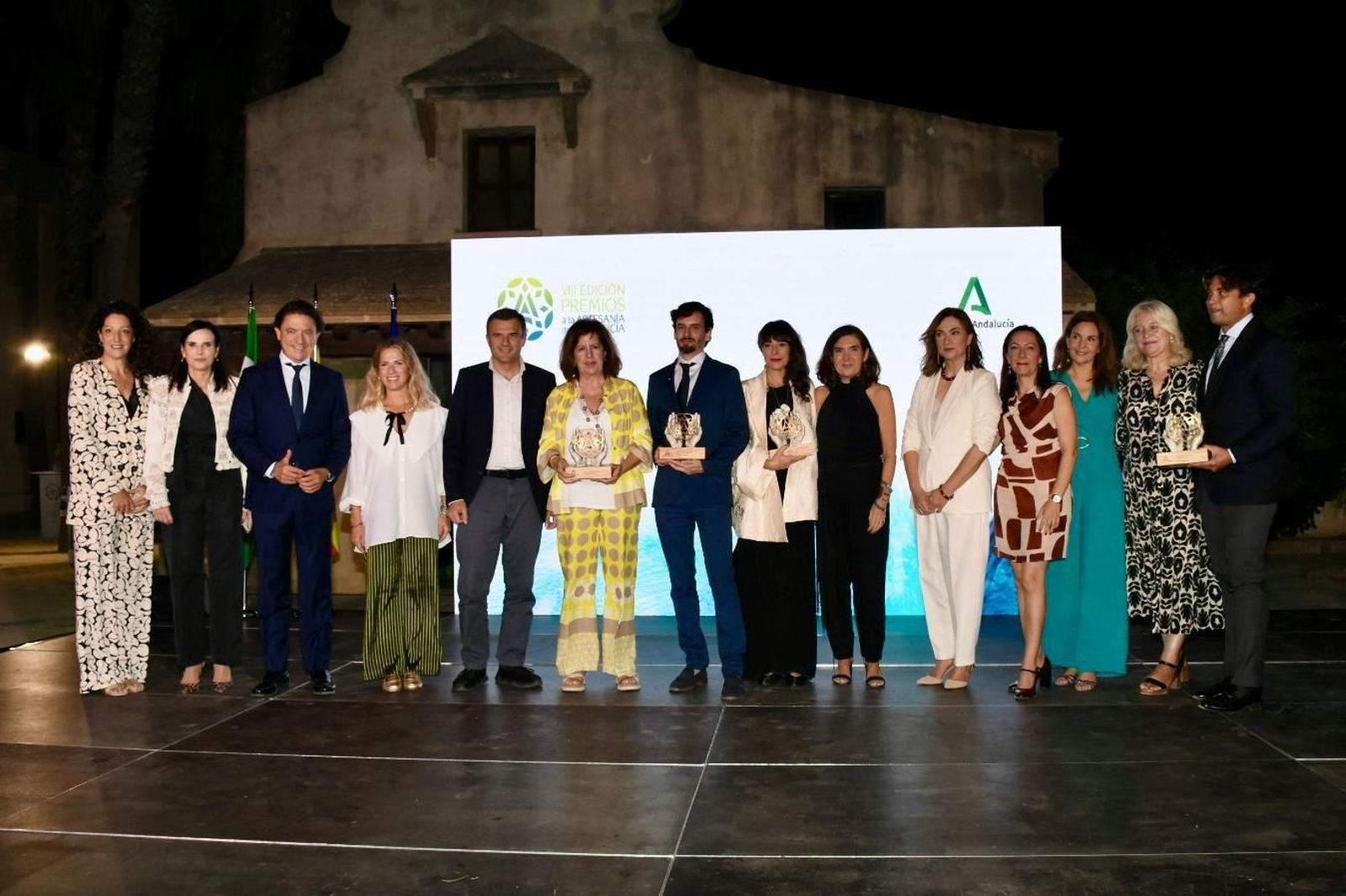 Foto de familia de los galardonados en los Premios Artesanía de Andalucía en el castillo de Santa Catalina de Cádiz