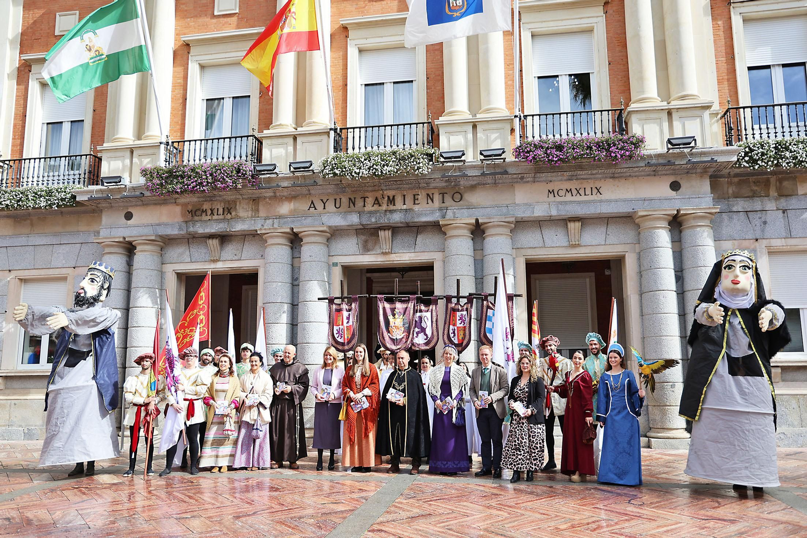 Imágenes del pasacalles de la Feria Medieval de Palos de la Frontera por las calles de Huelva