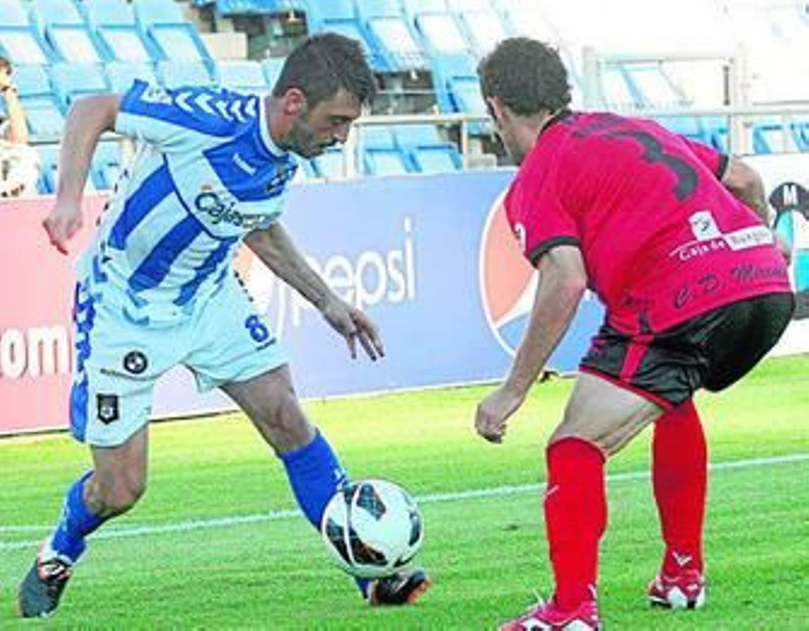 Jonathan Valle, autor del único tanto, se dispone a quebrar a Koikili.