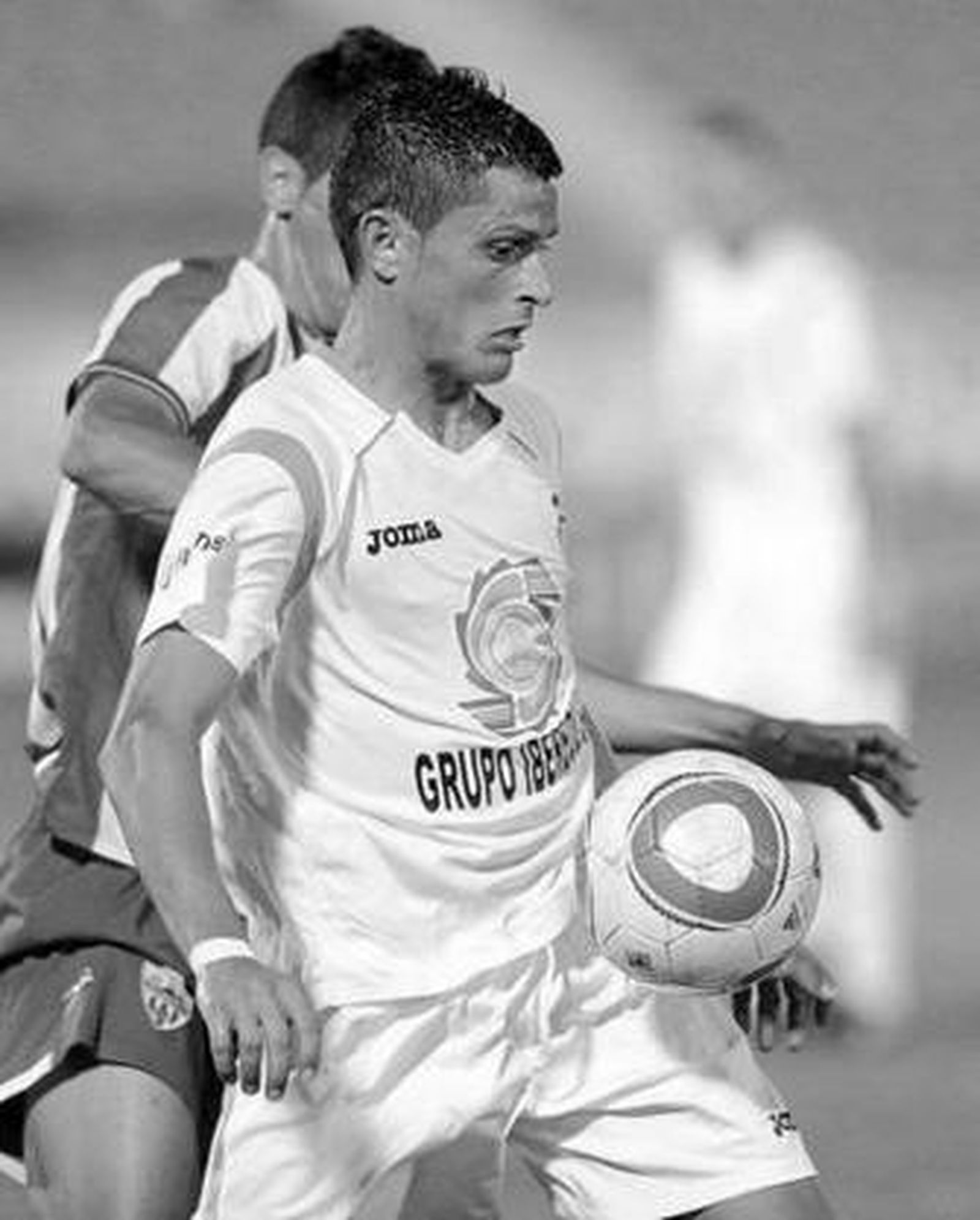 Zurdo, controlando el balón en un partido en las filas del Jaén.