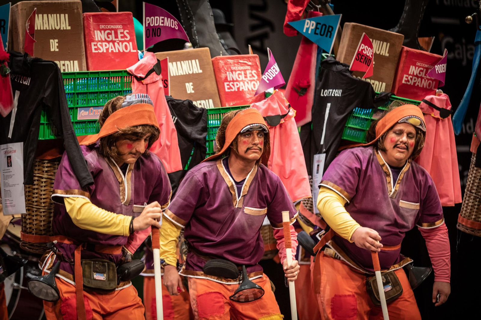 La chirigota 'Qué cruz de guía' sobre el escenario del Falla