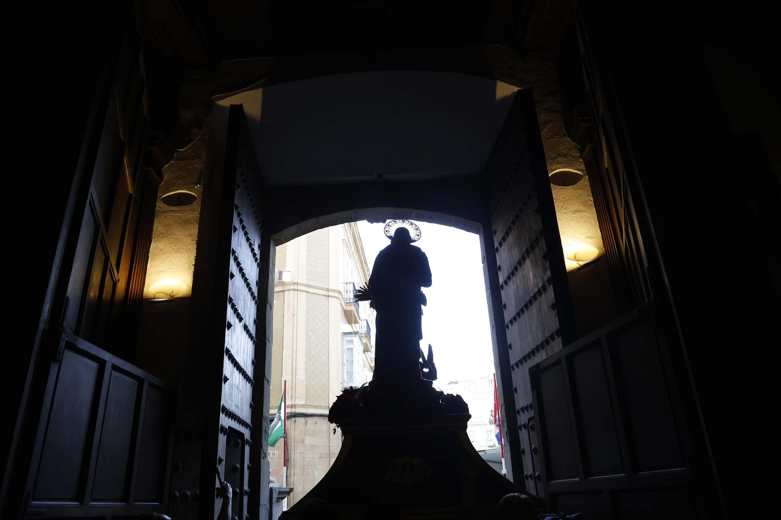 La Virgen de la Luz, patrona de Tarifa, regresa a su santuario entre el fervor y la lluvia